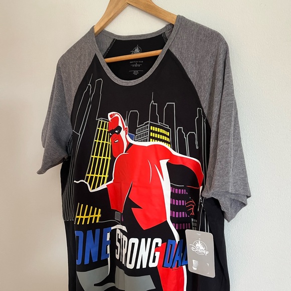 The Incredibles T-Shirt / One Strong Dad / Disney / Large / NEW - Picture 2 of 5